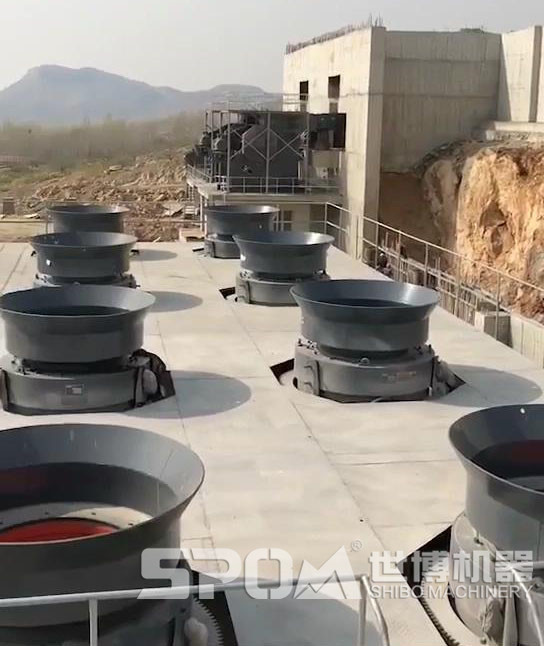 多臺液壓巖石圓錐機，現場圖