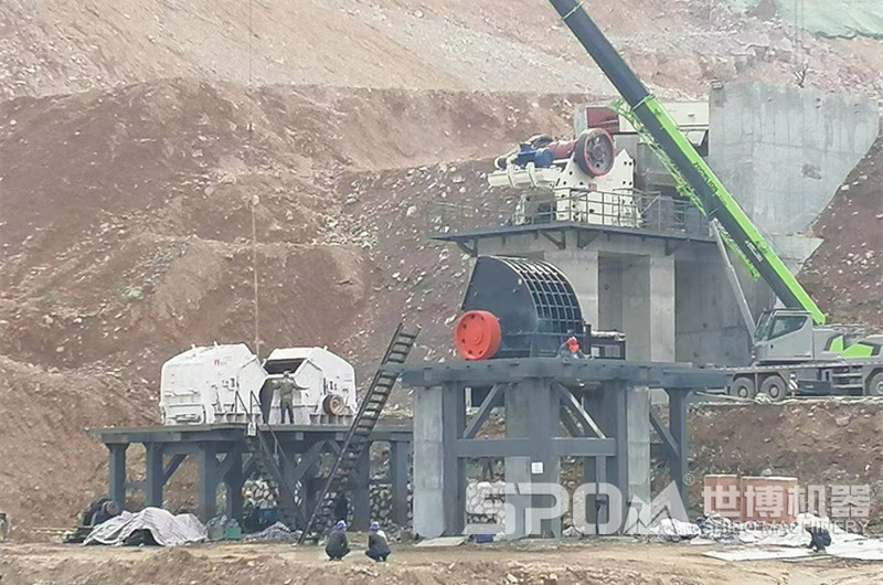 顎破、反擊破、重錘破安裝現(xiàn)場，根據(jù)現(xiàn)場地形高低布置