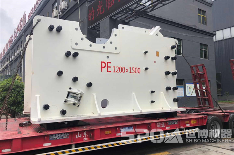 大型PE1200x1500顎式破碎機(jī)裝車發(fā)貨